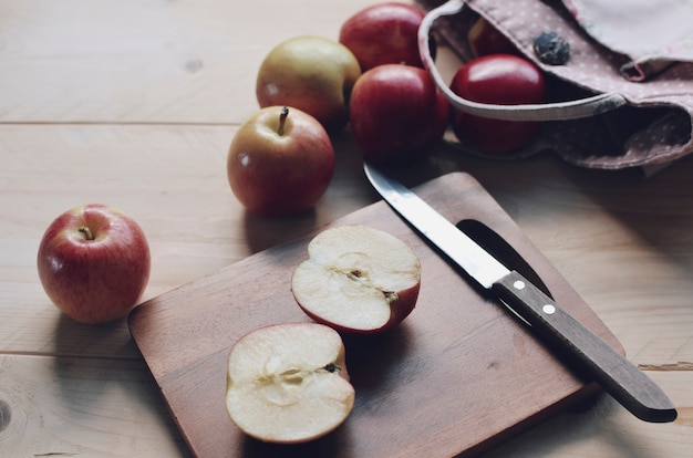 Foto apple auf holztisch