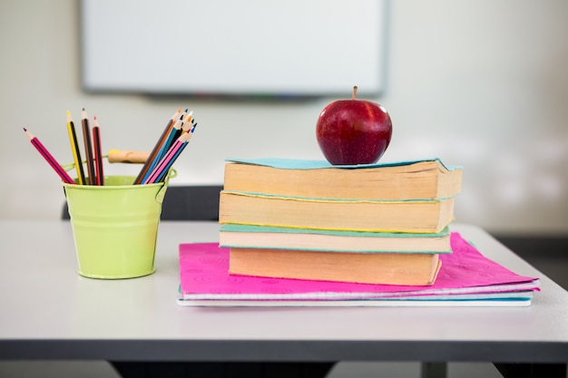 Foto apple com livros e organizador de mesa na mesa na sala de aula