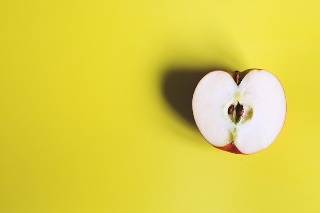 Apple cortado em um fundo amarelo