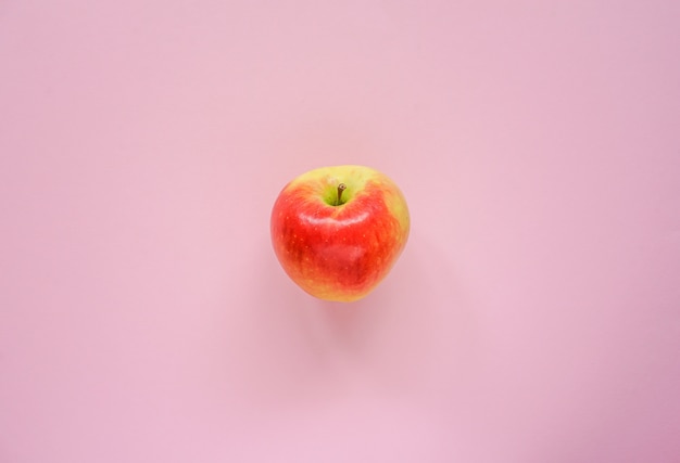 Apple em fundo rosa