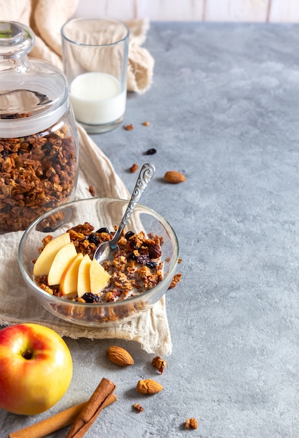 Apple-Granola mit Gewürzen zum Frühstück auf einer grauen Tabelle