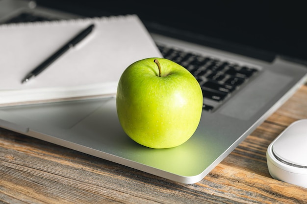 Foto apple in der nähe von laptop am arbeitsplatz gesunder snack