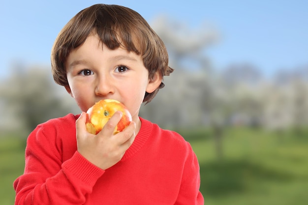 Apple isst Kinderkinderfrucht gesund