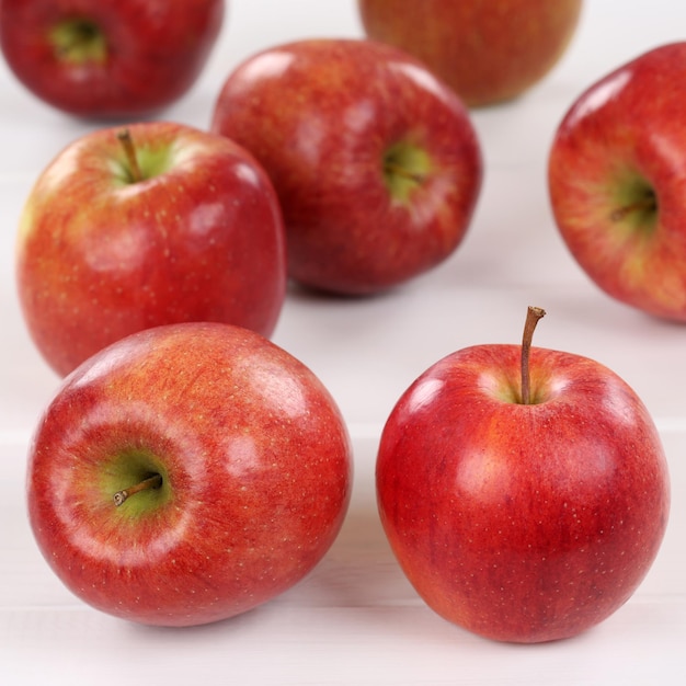 Apple manzanas frutas en una tabla de madera