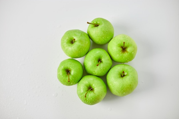 Apple manzanas verdes maduras sobre un concepto de frutas de cosecha de fondo blanco