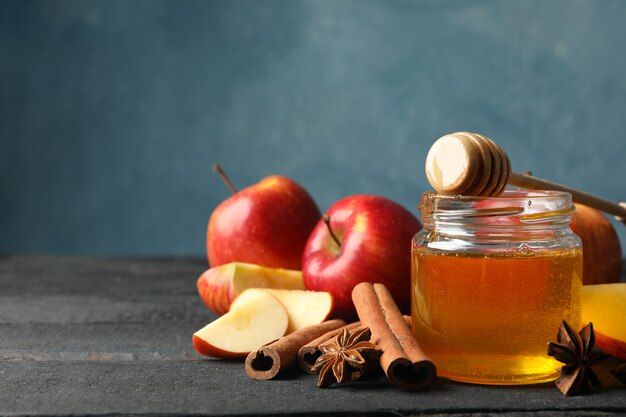 Apple, miel y canela en madera, de cerca