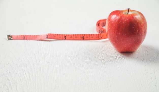 Apple mit Maßband. Gesundes Essen, Ernährung. Gewichtsverlust