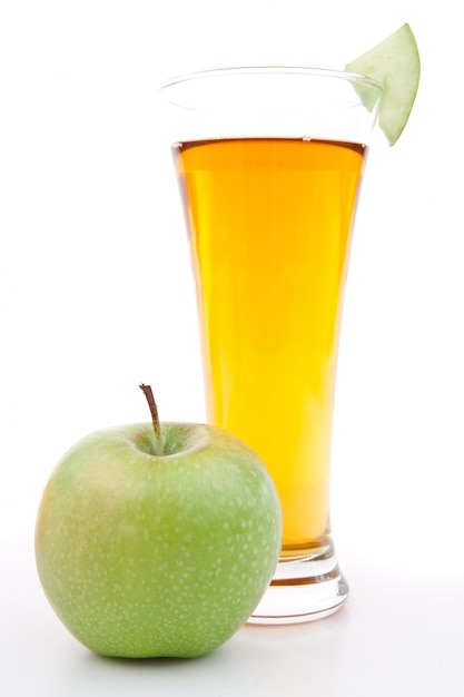 Foto apple nahe einem glas apfelsaft