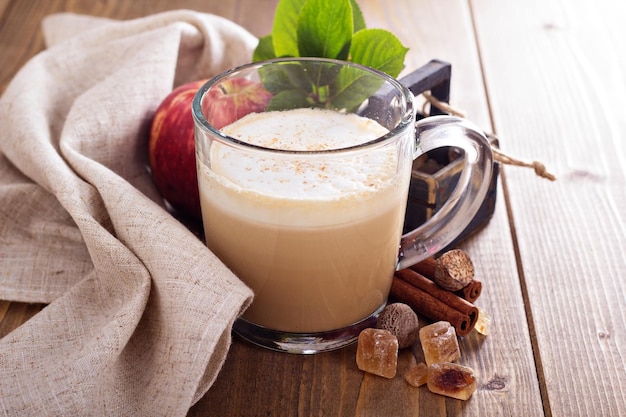 Apple pie latte con canela y sirope