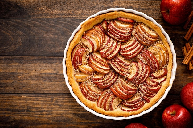 Apple Pie Tart mit Äpfeln, Zimt und Walnüssen Draufsicht