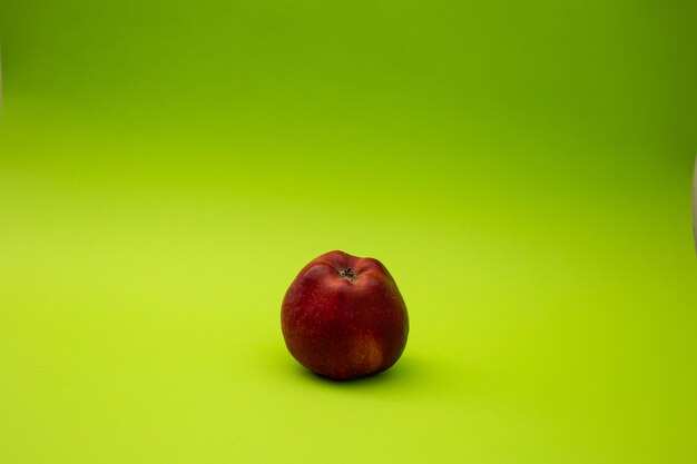 Apple sobre un fondo verde