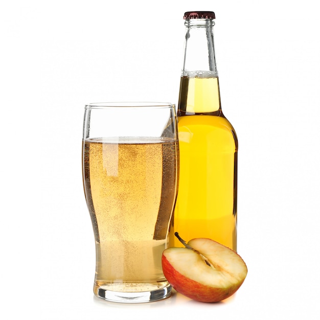 Apple, vidrio y botella con sidra aislado en blanco