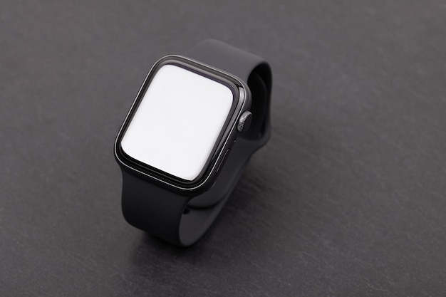 Apple watch series em fundo cinza novos relógios inteligentes da empresa apple de perto