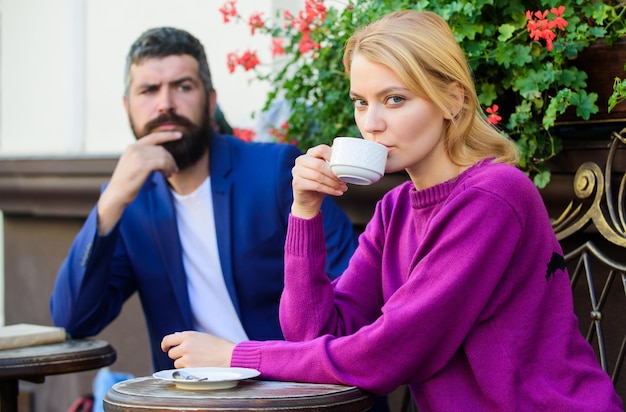 Apps normaler Weg, um sich mit anderen Singles zu treffen und sich mit ihnen zu verbinden Paar Terrasse Kaffee trinken Lässiges Treffen Bekannter öffentlicher Ort Leute treffen erstes Date Fremde treffen sich und werden Bekannte