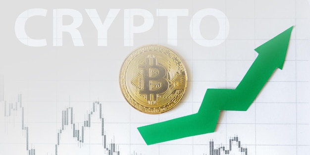 Apreciação das taxas de câmbio do bitcoin de dinheiro virtual Seta verde com escada dourada de Bitcoin no fundo do gráfico forex de papel Conceito de criptomoeda