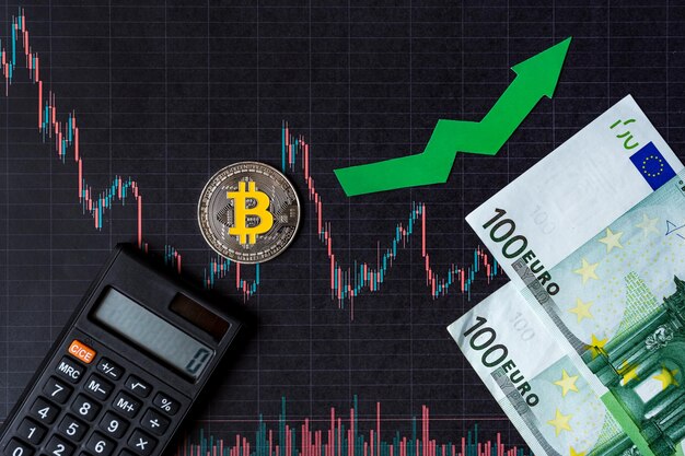 Foto apreciação de dinheiro virtual bitcoin flecha verde e prata bitcoin em papel gráfico forex índice de classificação subir fundo de mercado de câmbio com notas de euro conceito de apreciação de criptomoeda