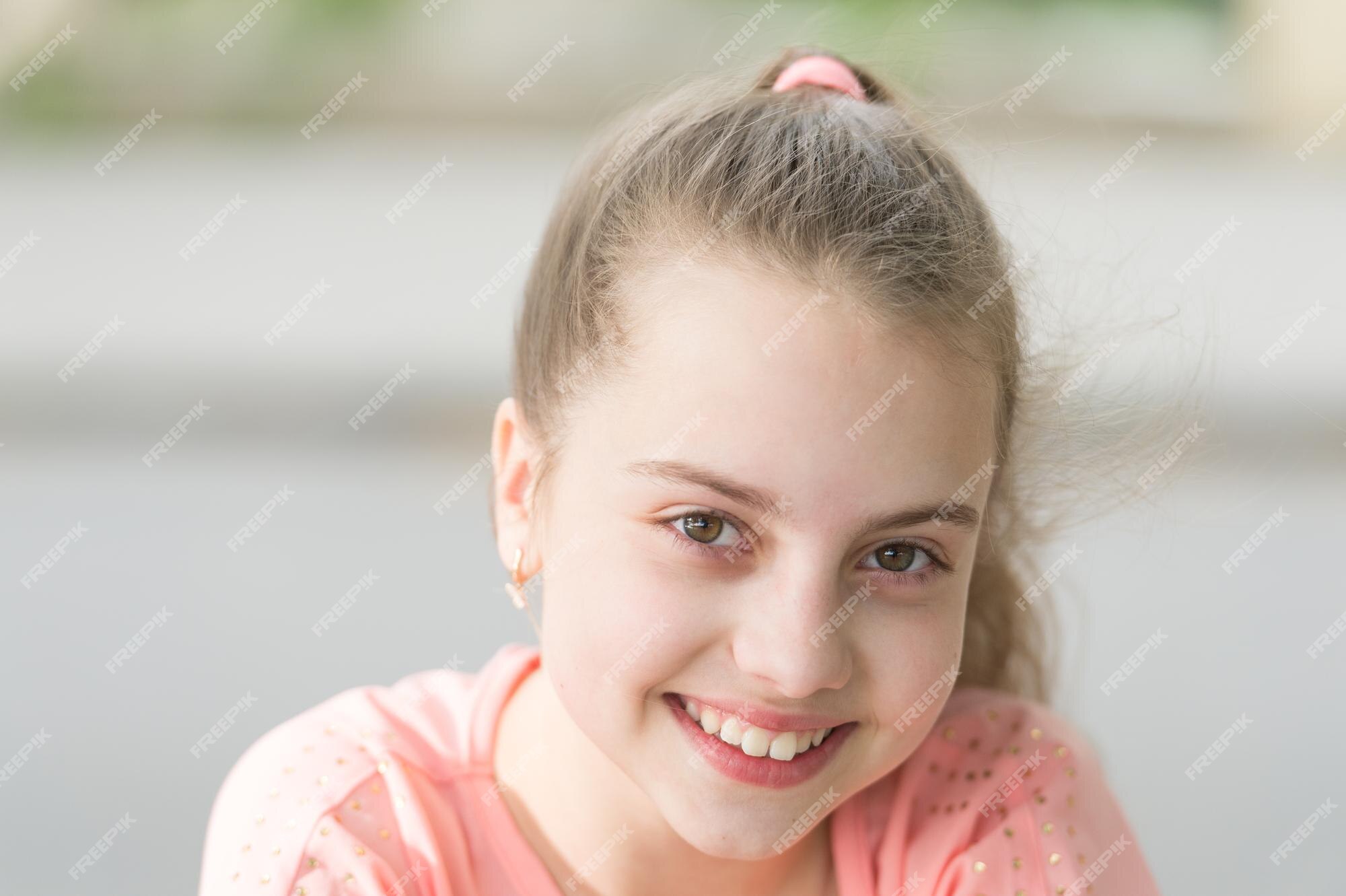 Menina Com Cabelos Loiros Olhos Grandes E Sorriso Largo E Feliz