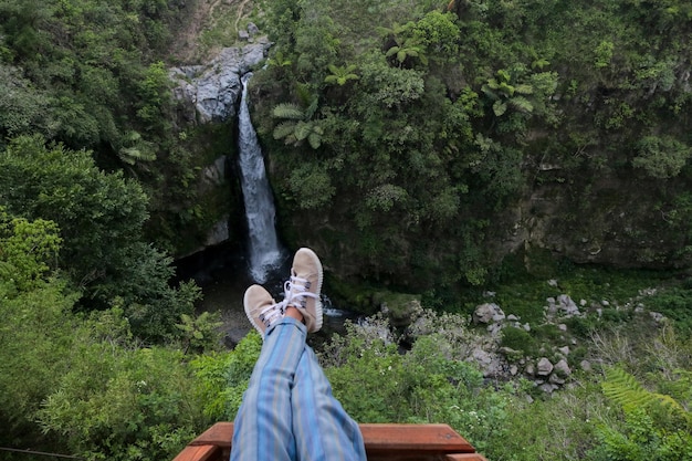 Aprecie a vista da cachoeira