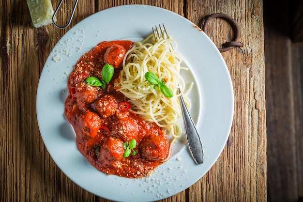 Aprecie seu espaguete à bolonhesa com almôndegas e parmesão