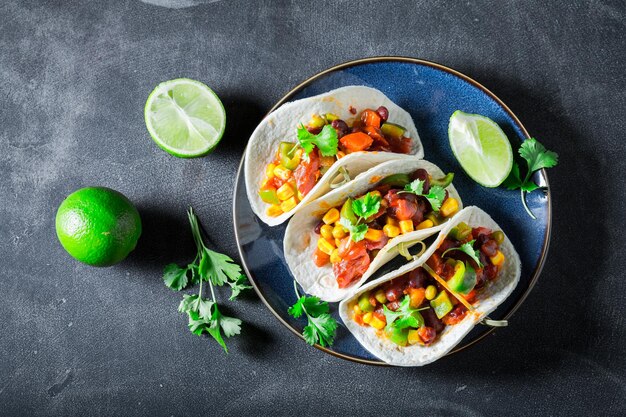 Aprecie seus tacos com abacate, limão e molho de tomate