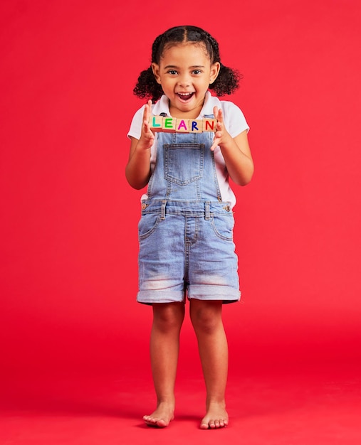 Aprenda blocos de educação e retrato de criança em fundo vermelho para aprender leitura e jardim de infância Conhecimento de desenvolvimento infantil e sorriso feliz e animado de menina com letras em brinquedos de madeira