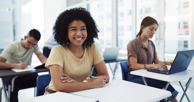 Aprenda como se você fosse viver para sempre Retrato de uma jovem estudante feliz entre seus colegas de classe em uma sala de aula na universidade