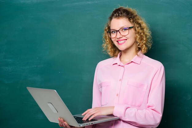 Aprenda de manera fácil educación en línea escuela de negocios tecnología moderna niña en la escuela moderna maestra mujer en el concepto de elearning de pizarra Educación a través de Internet estudiante feliz con computadora portátil
