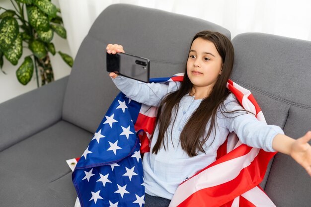Aprenda o conceito de educação online em inglês, menina e bandeira americana.