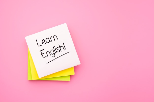 Aprende inglés notas adhesivas sobre fondo rosa