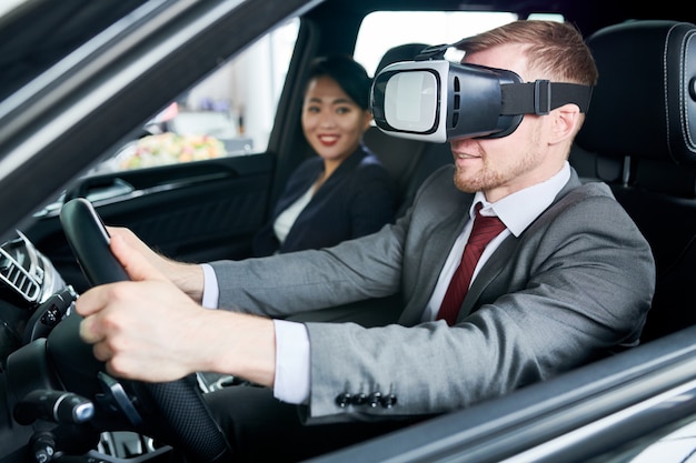 Aprendendo a dirigir carro com fone de ouvido VR