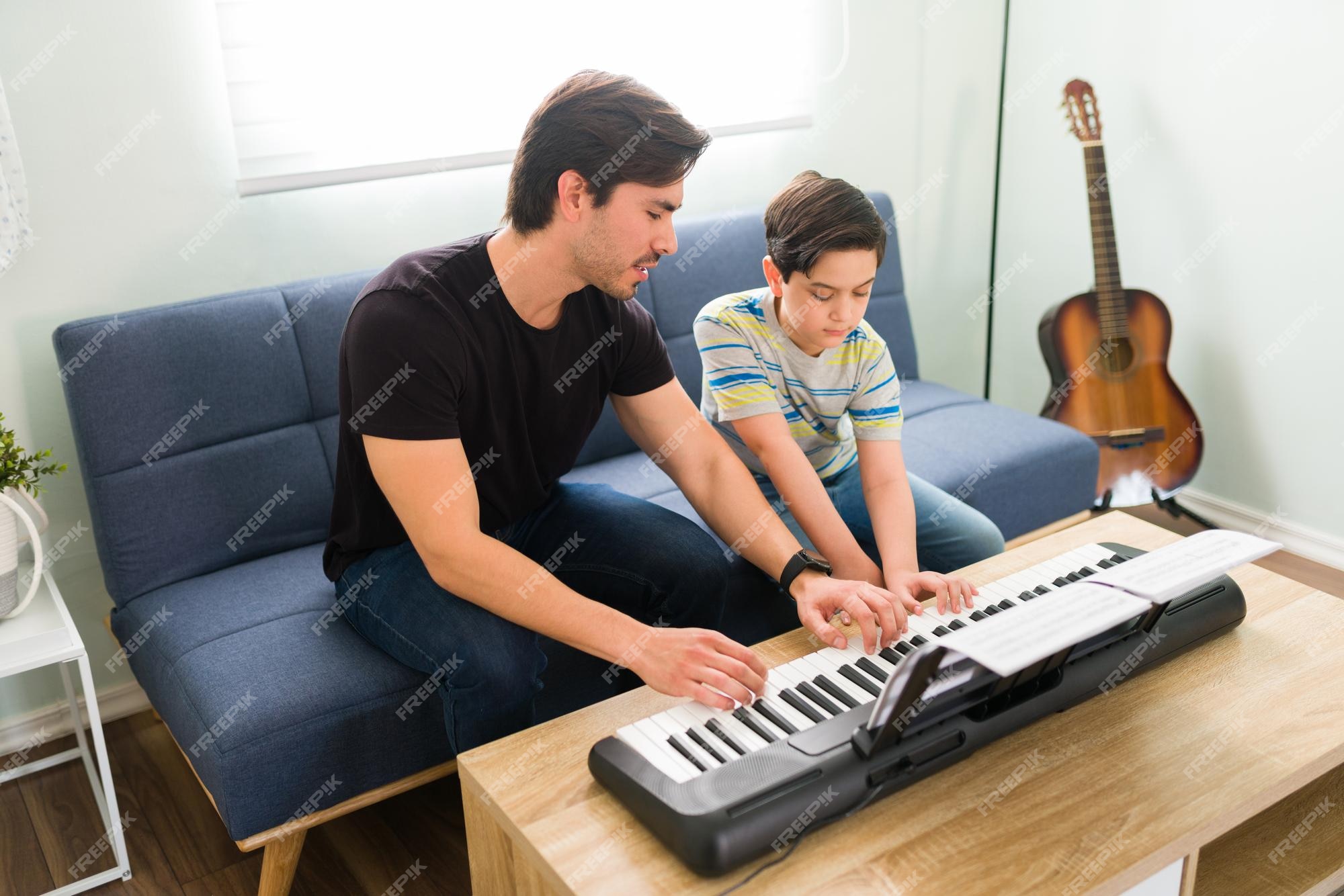 Criança a tocar piano. Lição de música online com professor por