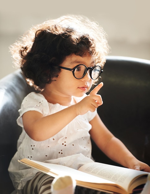 Foto aprendendo enquanto ela cresce tiro de uma menina bonitinha em casa