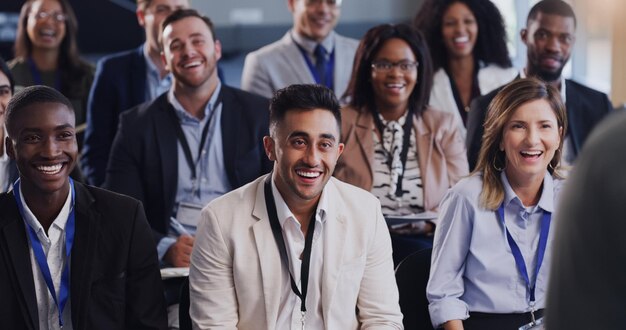 Aprendendo muito e ficando inspirado Foto de um grupo de empresários participando de uma conferência