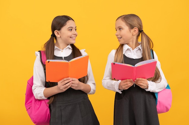 Aprendendo para a vida Crianças felizes leem livros fundo amarelo Educação e escolaridade Estude língua estrangeira Escola de inglês Fazendo o aprendizado acontecer