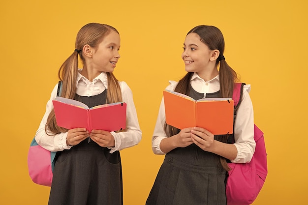 Aprendendo para a vida Crianças felizes leem livros fundo amarelo Fazendo o aprendizado acontecer