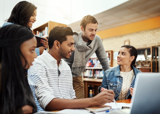 Aprender amigos y discusión en la biblioteca de la universidad para proyectos de investigación educación y asignación trabajo en equipo Diversidad estudiantes grupo de estudio y personas con hablar en la universidad para la preparación del examen