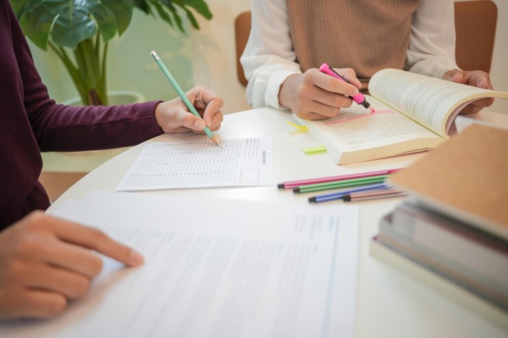 Foto aprender com amigos jovens estudantes campus high school tutor para examinar ajuda a escola