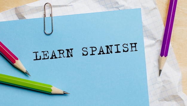 Aprender español texto escrito en un papel con lápices en Office