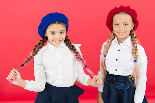 Aprender francés niños felices en uniforme amistad y hermandad mejores amigos niñas en boina francesa Educación en el extranjero moda infantil Programa escolar de intercambio internacional amigos de la escuela