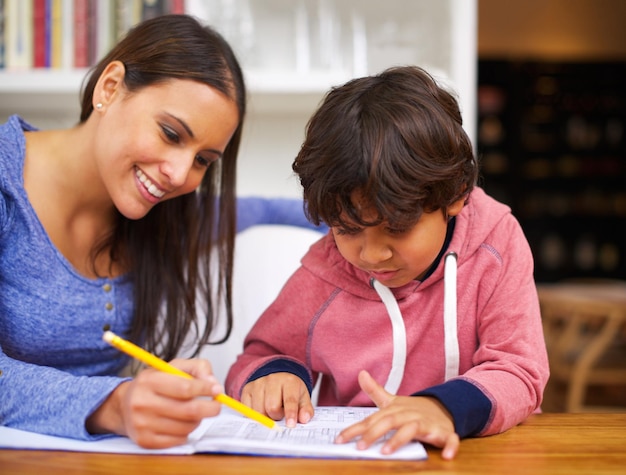 Aprendiendo con amor Fotografía de una madre ayudando a su hijo con la tarea