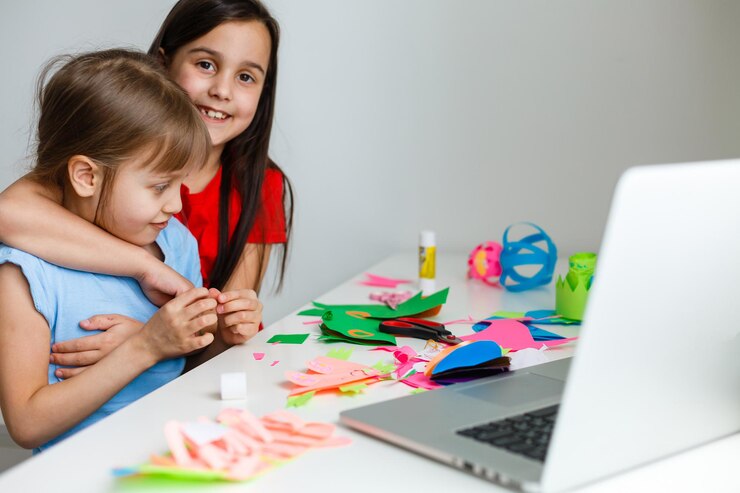 Foto aprendiendo desde casa, concepto de niño de escuela en casa. los niños pequeños estudian el aprendizaje en línea desde casa con una computadora portátil. concepto de cuarentena y distanciamiento social.