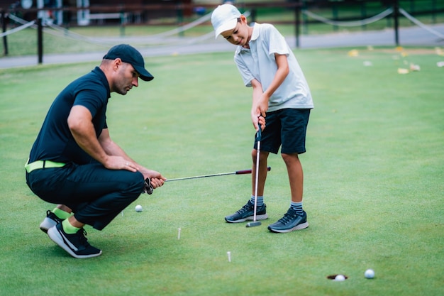 Aprendiendo Golf Boy practicando putting con instructor