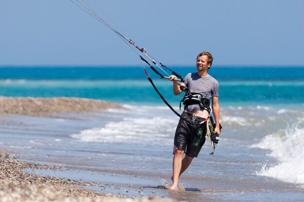 Aprendiendo a hacer kitesurf en Avidmou Chipre