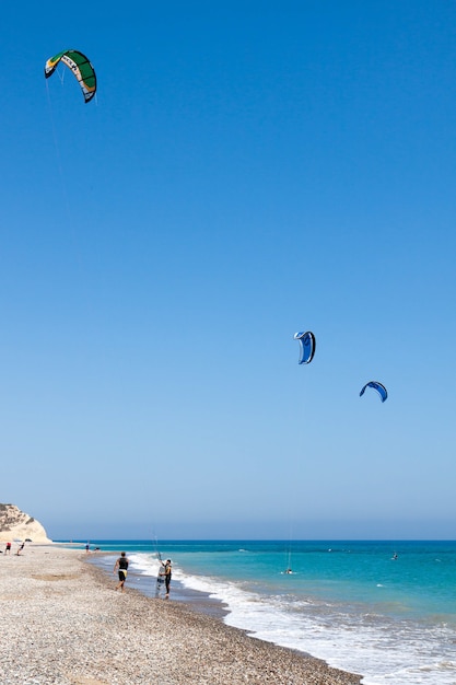 Aprendiendo a hacer kitesurf en Avidmou Chipre