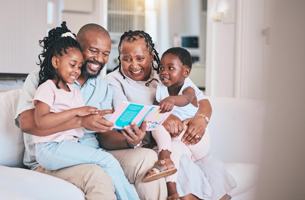 Aprendiendo a leer libros y niños negros con abuelos en el sofá en la sala de estar de la casa Narración de historias familiares africanas y niños felices con la abuela y el abuelo en el sofá para estudiar educación y vincularse