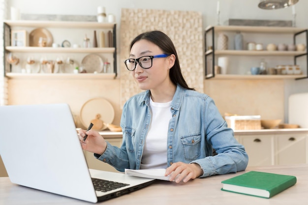 Aprendiendo en línea, una joven estudiante toma un examen de forma remota a través de una videollamada con un maestro que él