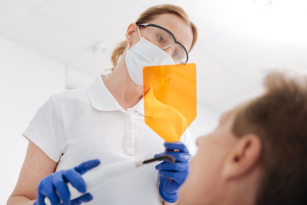 Aprendió a ser el mejor experto local que emplea tecnología moderna en el proceso de trabajo mientras hace que los dientes de su paciente luzcan más saludables.