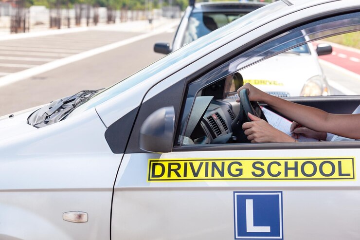 Foto aprendiz a conduzir estudante a conduzir um automóvel com um instrutor