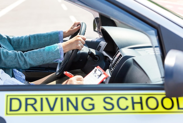 Foto aprendiz conductor estudiante conduciendo un coche con el instructor