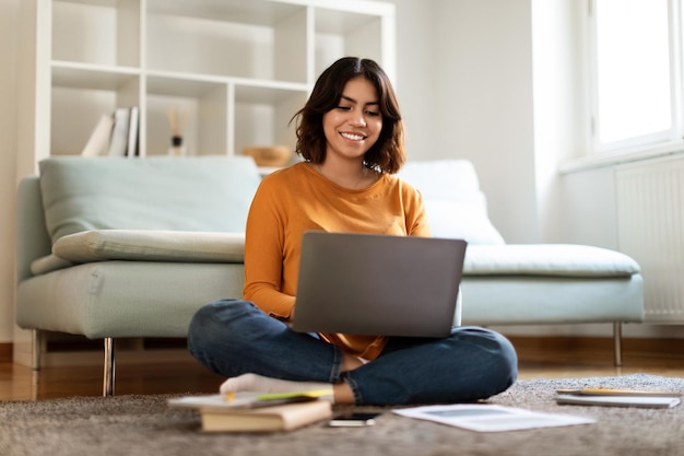 Aprendizado à distância jovem feliz do Oriente Médio estudando com laptop em casa
